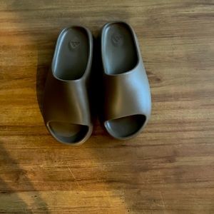 Yeezy Slides Earth Brown Size 5 men’s